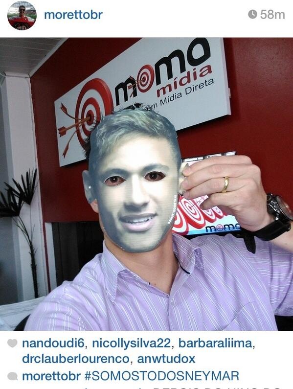 Một CĐV khoe chiếc mặt nạ Neymar trắng bệch. Ảnh: Twitter.