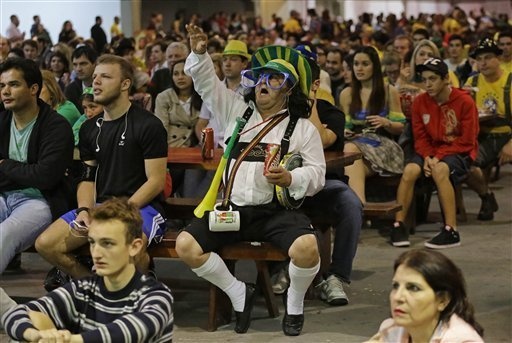 Người đàn ông này vô tư ăn mừng chiến thắng trước những ánh mắt thất thần của CĐV Brazil.