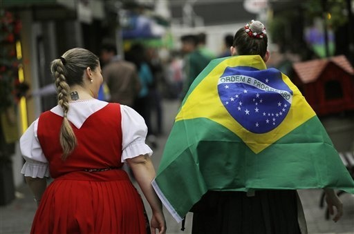 Hình ảnh đậm chất nhân văn khi một CĐV Đức an ủi fan hâm mộ của nước chủ nhà.