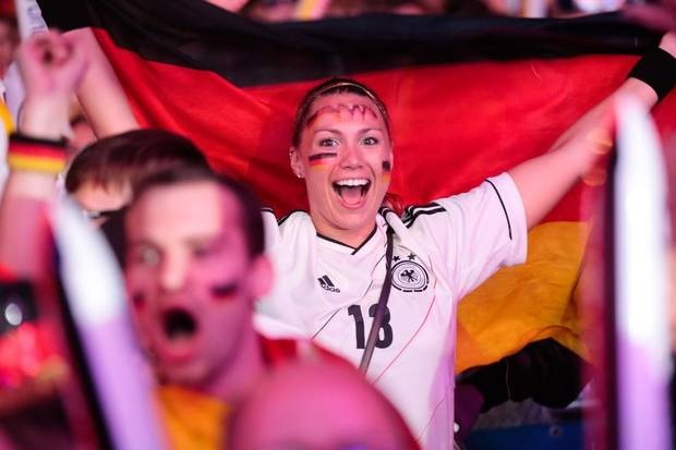 Fan Duc tung bung an mung tren noi dau cua nguoi Brazil hinh anh