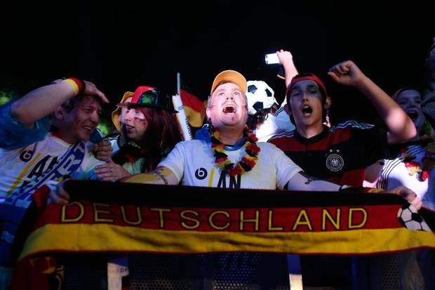 Các CĐV Đức không giấu nổi sự hạnh phúc khi đội bóng quê nhà lọt vào chung kết.