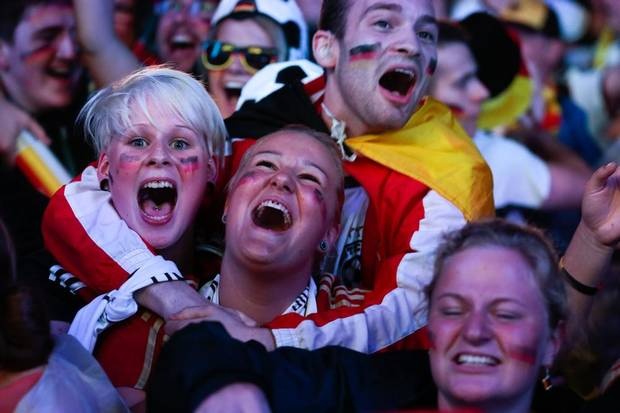 Tâm trạng phấn khích của các CĐV tại khu Fan Fest trên đất Brazil.