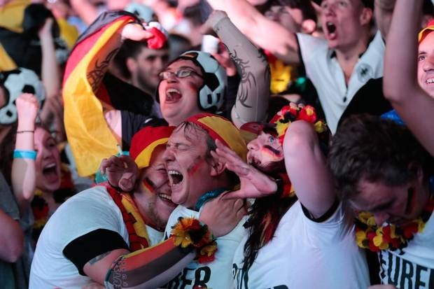 Người Đức hò reo mừng chiến thắng.