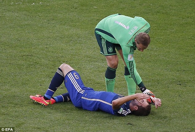 Có lẽ khi nằm sân, Higuain không tin nổi mình lại được xác định là người phạm lỗi.