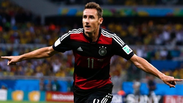 Miroslav Klose trở thành chân sút vĩ đại nhất trong lịch sử World Cup với 16 bàn thắng.