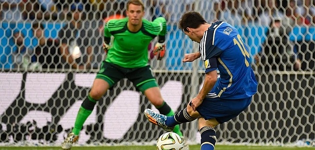 Danh hiệu mà Messi nhận được chẳng thuyết phục bằng thủ thành Neuer. Ảnh: AP.