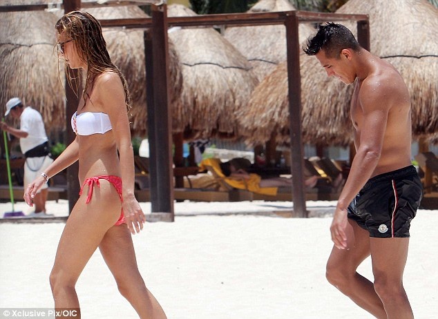 Alexis Sanchez cũng vừa có một kỳ World Cup tương đối thành công trong màu áo ĐT Chile.