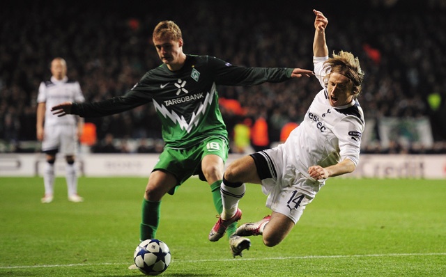 Felix (áo xanh) - em trai của Toni Kroos cũng là một tiền vệ tiềm năng. Ảnh: Getty Images. 