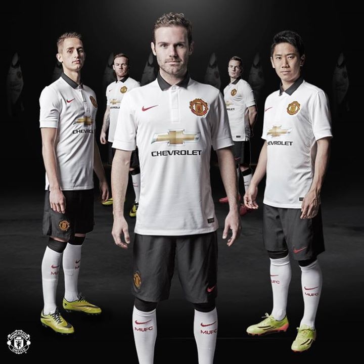 Các cầu thủ Man Utd tự tin khoe mẫu áo đấu mùa tới.