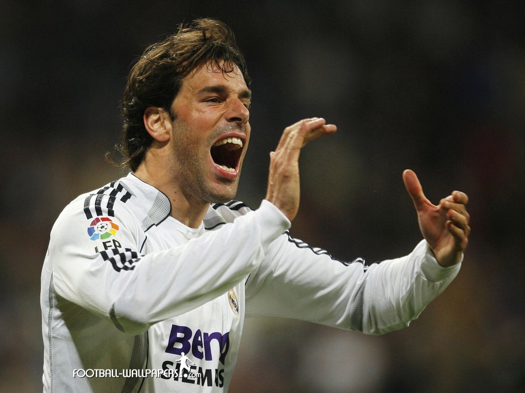 9. Van Nistelrooy gia nhập Real Madrid từ Manchester United năm 2006 (30 tuổi) với mức giá 15 triệu euro. Ảnh: AP.