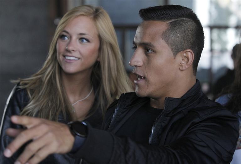 Alexis Sanchez va ban gai sam biet thu trieu do tai London hinh anh