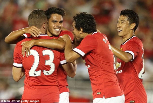 Reece James (thứ hai từ trái sang) là một trong những cầu thủ trẻ để lại ấn tượng tốt đẹp.