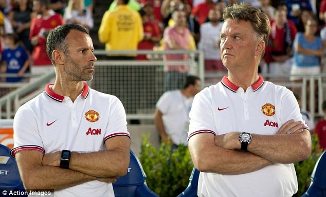 HLV Louis Van Gaal (phải) là bậc thầy về sự linh hoạt trong chiến thuật.