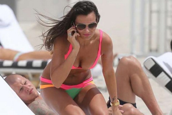 Ba xa Martin Skrtel nong bong voi bikini hinh anh