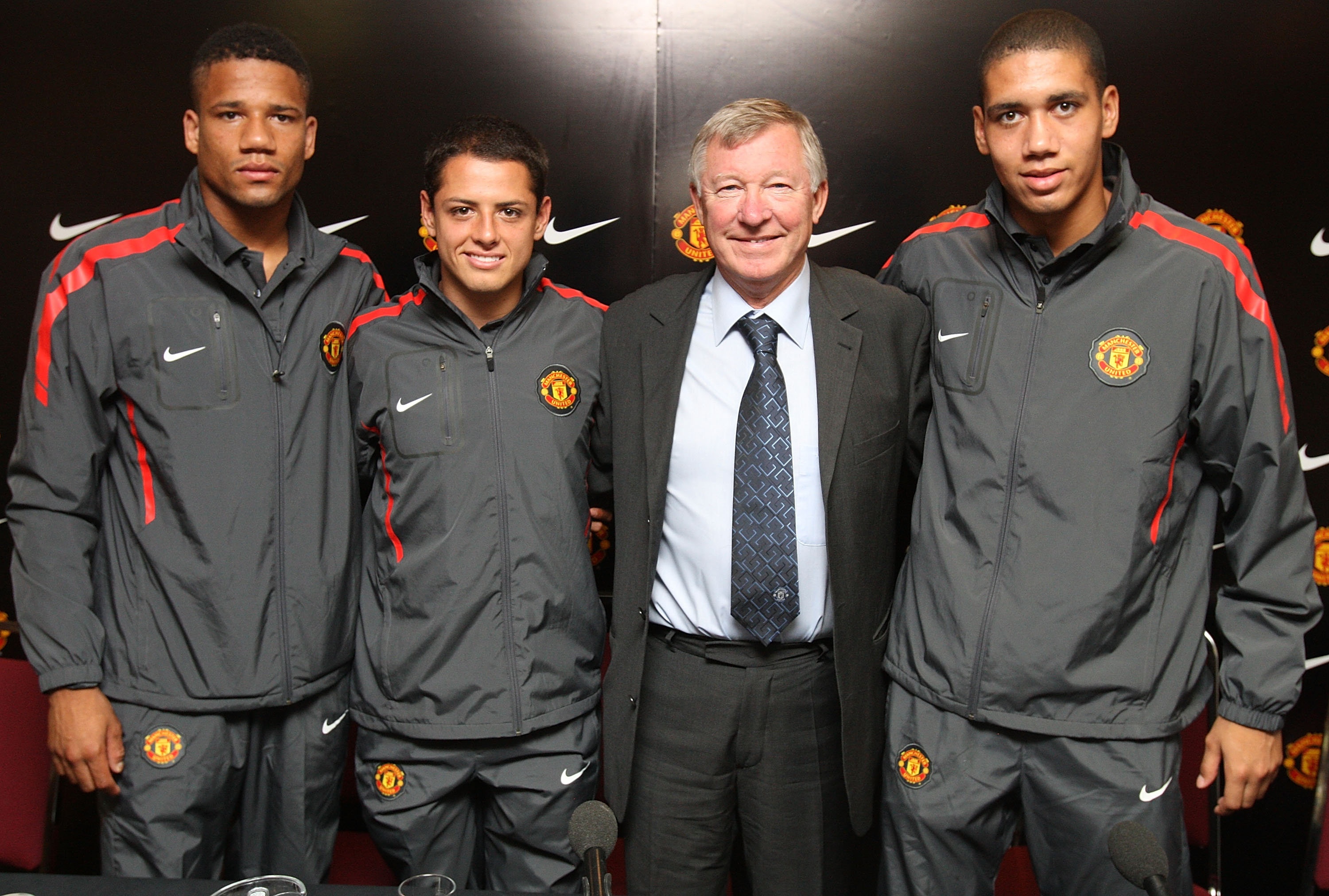 Từ trái qua: Bebe, Javier Hernandez, Sir Alex Ferguson và Smalling trong ngày ra mắt tân binh vào năm 2010