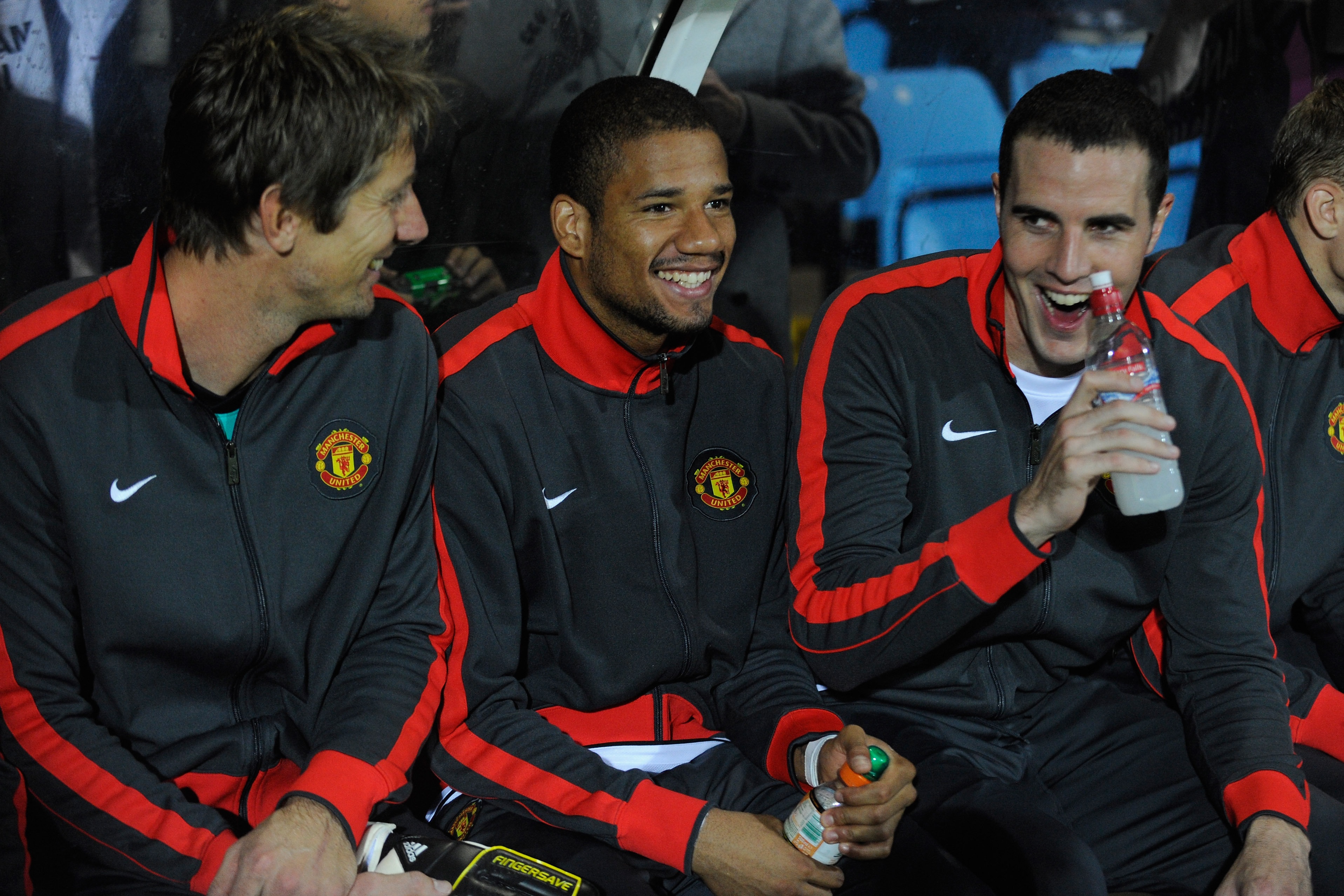 Bebe tươi rói bên Van Der Sar (trái) và John O Shea (phải).