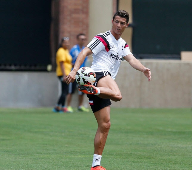 Cris Ronaldo bắt đầu trở lại tập luyện với bóng để lấy lại cảm giác.