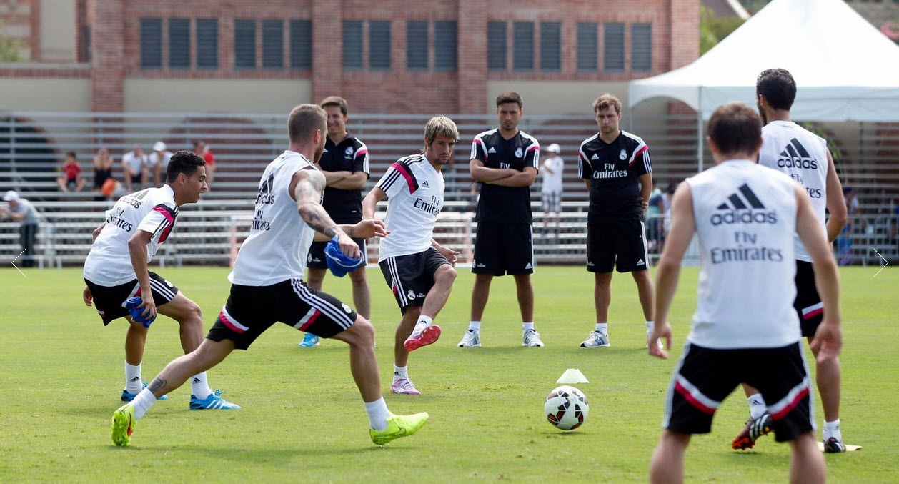 Trong khi đó các cầu thủ Real Madrid khác chia nhóm ra tập luyện.