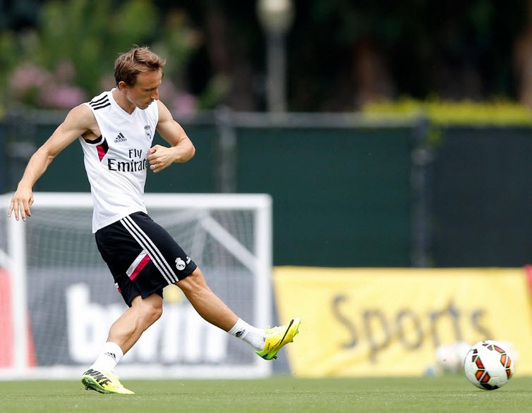 Luka Modric tranh thủ tập chuyền bóng.