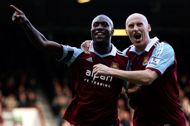 Carton Cole vẫn chưa thể dứt tình với Westham. Ảnh: Goal.