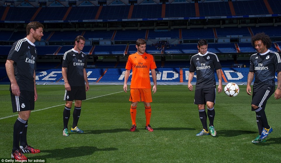 Phần ngực áo có một con rồng vua tượng trưng cho 