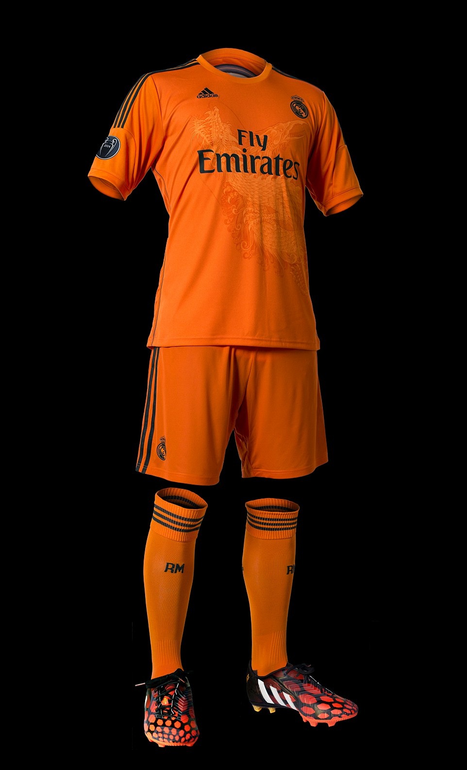 Mẫu áo đấu dành cho thủ môn cũng được trang trí hình rồng trên ngực áo.