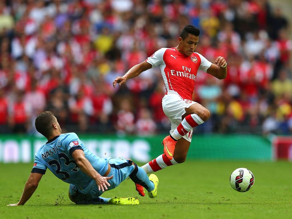 7. Alexis Sanchez: Từ Barcelona tới Arsenal mùa hè 2014 (35 triệu bảng).