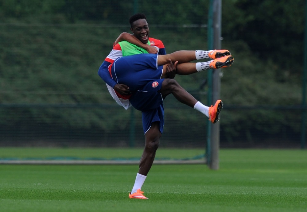 Welbeck vo tu be dong doi trong gio tap cua Arsenal hinh anh