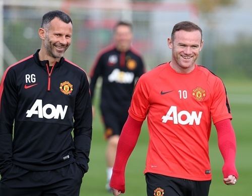 Rooney và Giggs cùng nhau tới sân tập.