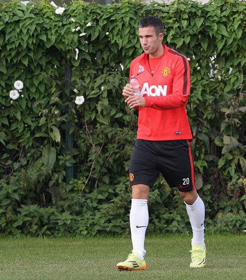 Trong khi đó, Van Persie lại đến sân tập tương đối lặng lẽ.