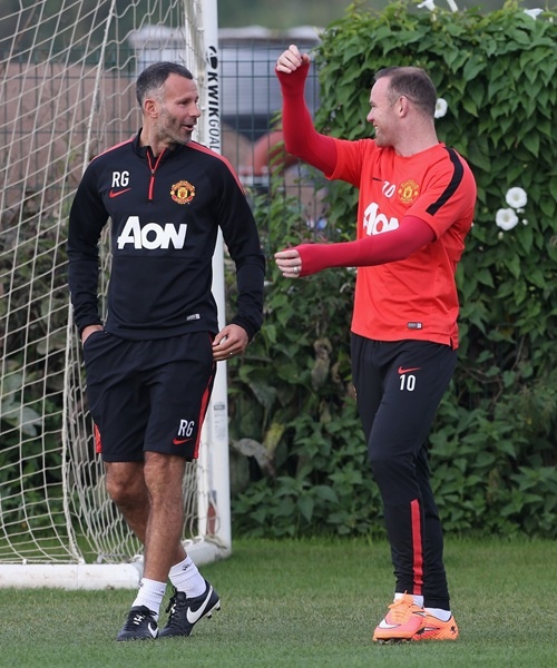 Bộ đôi này thảo luận rất say sưa và vui vẻ.