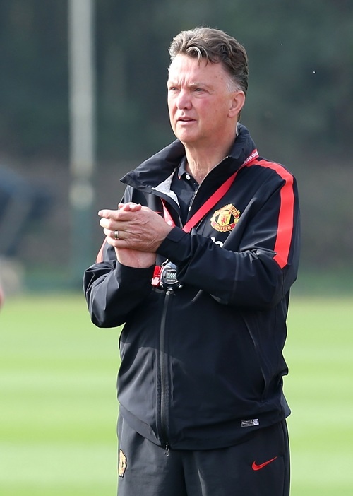 HLV Van Gaal tới tập trung các học trò.