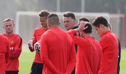 Ông dặn dò các cầu thủ đôi điều trước khi tập nhẹ.