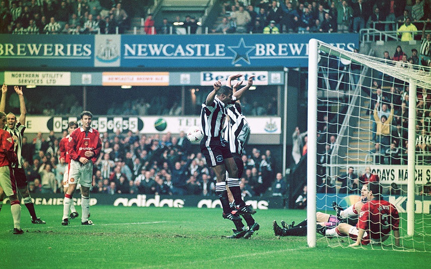 2. Newcastle 5-0 Man Utd (20/10/1996): Cuộc trả thù cho việc tuột mất danh hiệu mùa trước đó của Newcastle quá hoành tráng với pha lốp bóng đáng nhớ của Phillipe Albert vào lưới Peter Schmeichel.