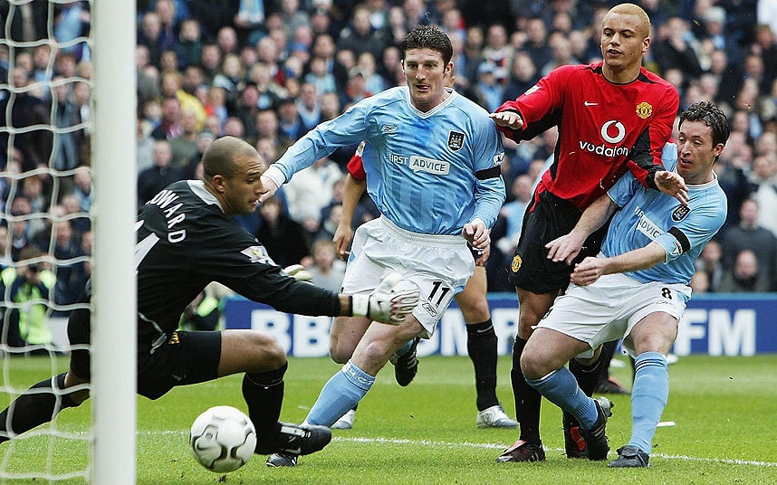 9. Man City 4-1 Man Utd (14/3/2004): Có vẻ Man Utd thường thua đậm trước những đội bóng nhiều duyên nợ khi họ để đối thủ cùng thành phố đánh bại chỉ vài ngày sau khi bị loại khỏi Champions League.