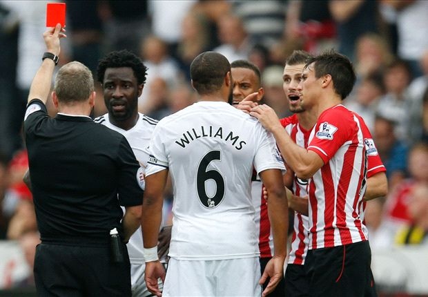 Tiền đạo - Bony (Swansea): Một ngày đáng quên với Bony khi tiền đạo này nhận thẻ đỏ rời sân và sau đó, Swansea để thua 0-1 trước Southampton.