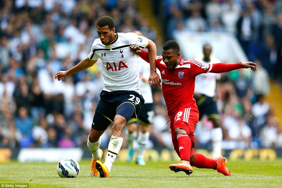 Tiền vệ trung tâm - Capoue (Tottenham): Việc Tottenham bại trận 0-1 trước West Brom có lỗi lớn của Capoue khi tiền vệ này thường xuyên để mất bóng ở khu trung tuyến và sau đó bị thay ra ở phút 76.