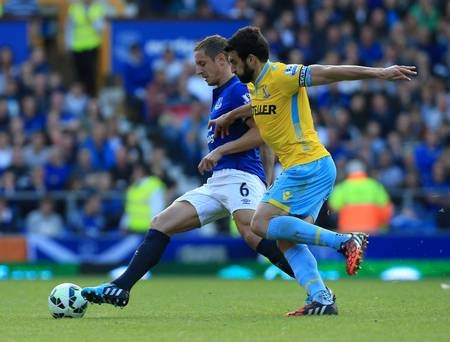Trung vệ - Jagielka (Everton): Đội bóng vùng Mersyside tiếp tục lún sâu vào khủng hoảng do hàng thủ thi đấu quá tệ và Jagielka (áo xanh) rõ ràng phải chịu trách nhiệm về điều này.