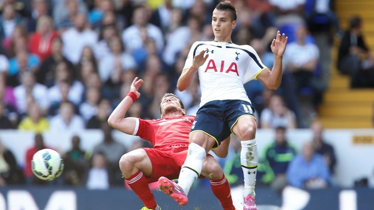 Tiền đạo cánh - Erik Lamela (Tottenham): Việc Lamela (áo trắng) thi đấu thiếu đột biến khiến những pha tấn công của Tottenham trở nên bế tắc trước West Brom.