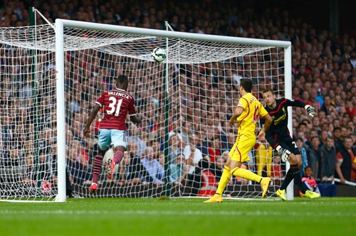 Thủ môn - Simon Mignolet (Liverpool): Trong trận thua 1-3 trước Westham, Mignolet đã không kiểm soát tốt khu vực cấm địa để đối phương ghi liền hai bàn trong những phút đầu trận.