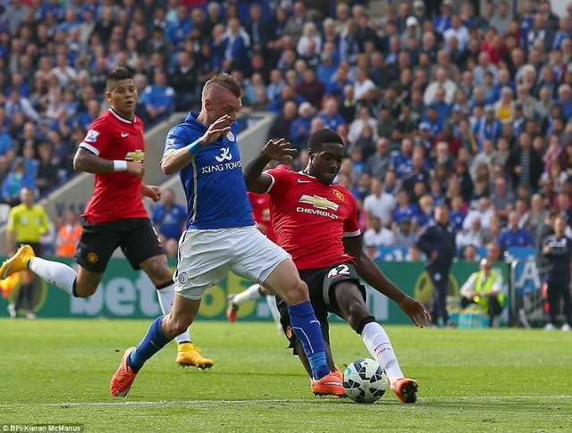 Hậu vệ trái - Marcos Rojo (Man Utd): Trận thua thảm họa trước Leicester đánh dấu một ngày đáng quên đối với Rojo (ngoài cùng bên trái).