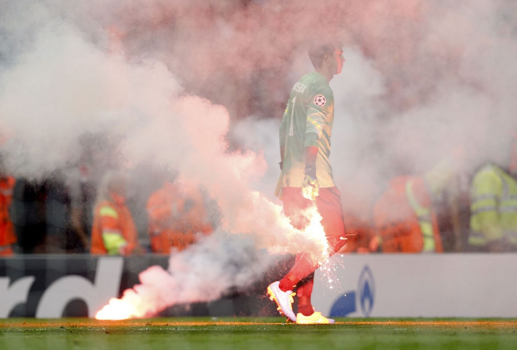 Các CĐV quá khích ném cả pháo sáng xuống sân. Ảnh: Mirror.