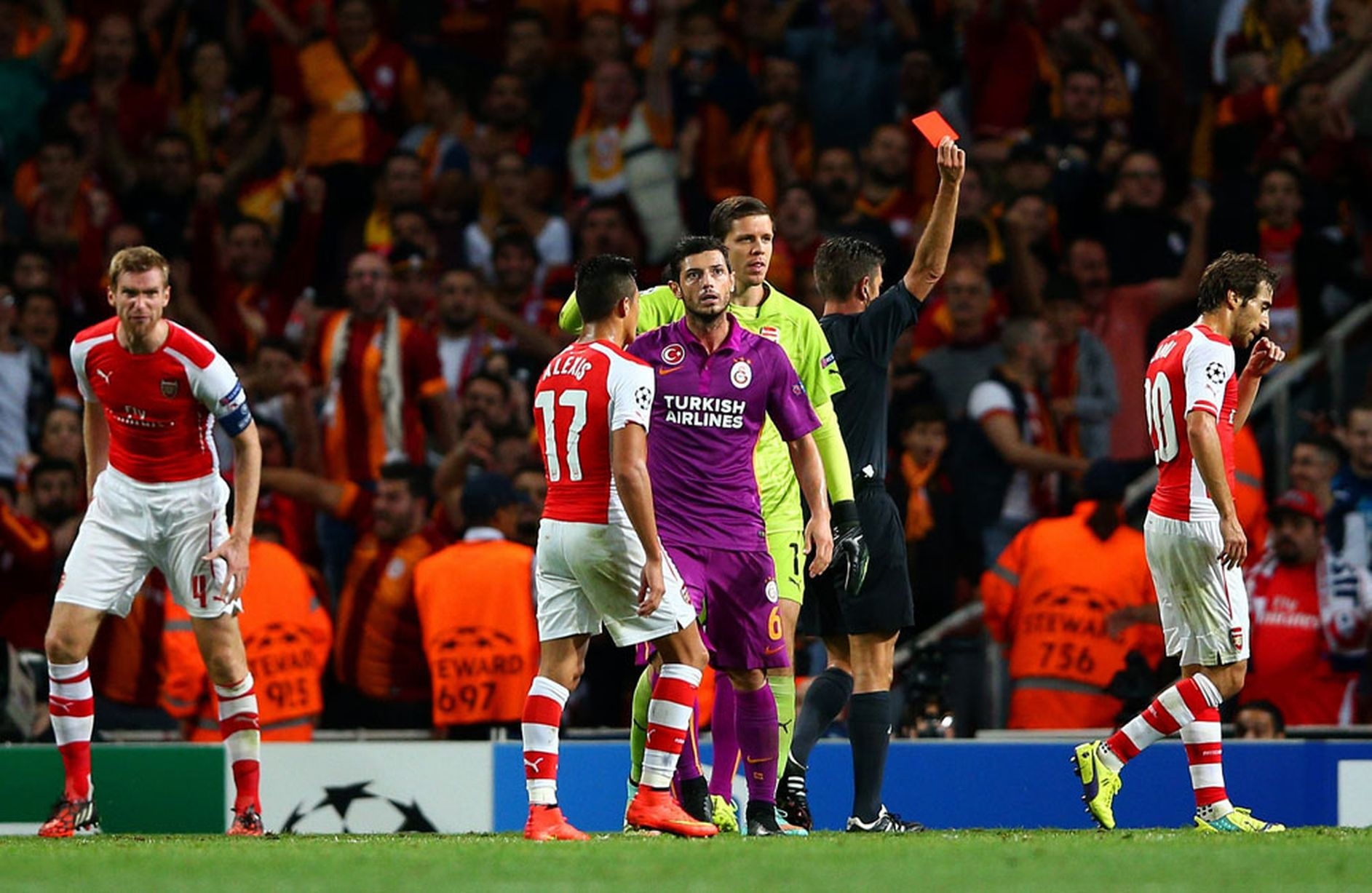 Thủ thành Szczesny phải rời sân vì chiếc thẻ đỏ không đáng có. Ảnh: Mirror.