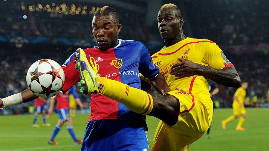 HLV Rodgers canh cao Balotelli sau tran thua Basel hinh anh