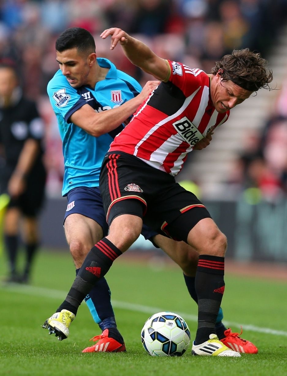 Billy Jones (Hậu vệ phải): Sự chắc chắn của Jones bên hành lang cánh phải đã góp công lớn giúp Sunderland đánh bại Stoke với tỉ số 3-1 khi ngăn chặn thành công những pha xuống biên sở trường của đối thủ.