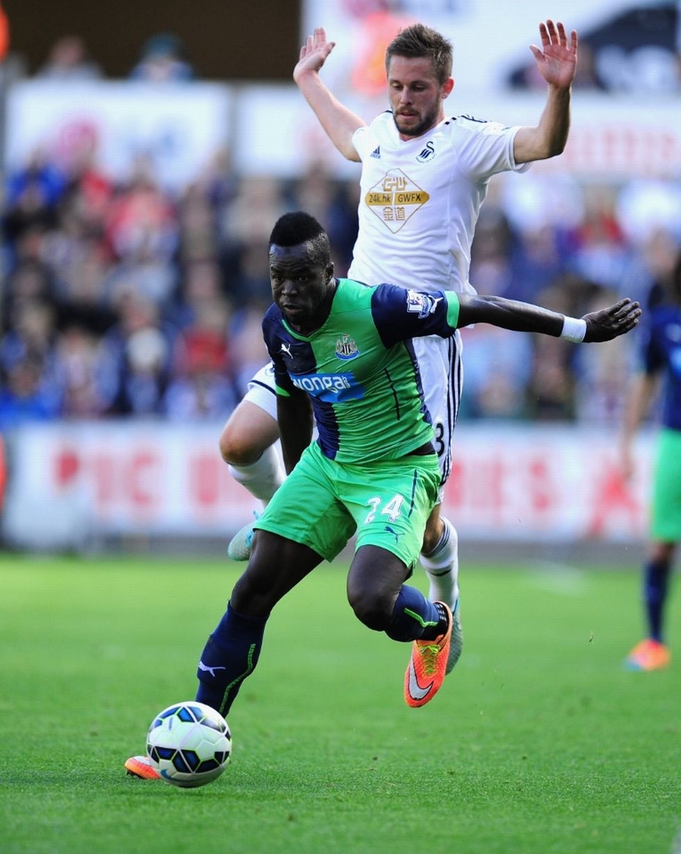 Tiền vệ trung tâm - Gylfi Sigurdsson (Swansea): Việc Swansea hòa 2-2 trước Newcastle có công rất lớn của Sigurdsson khi tiền vệ này có hai pha kiến tạo để đồng đội lập công.