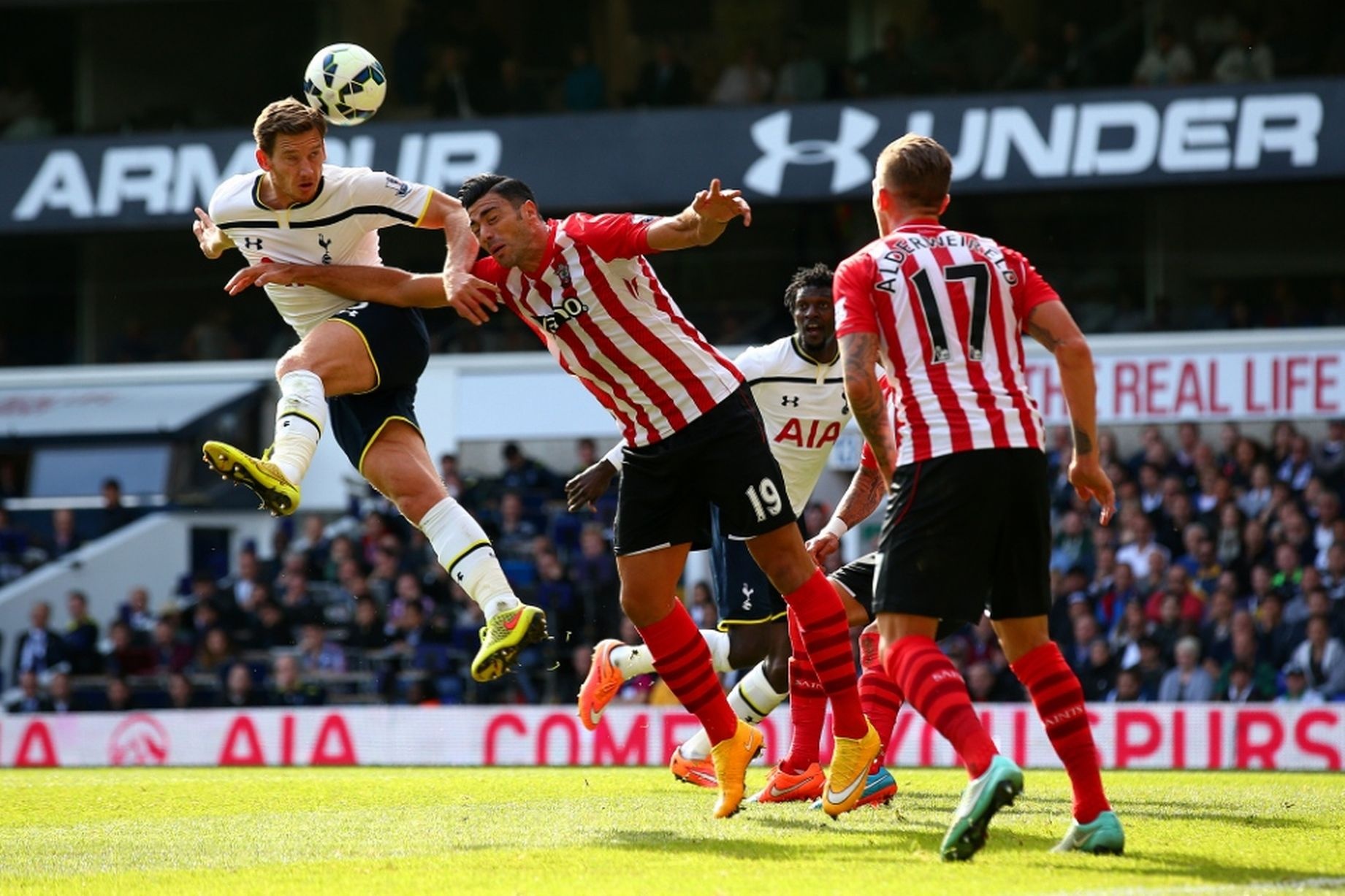 Trung vệ - Vertonghen (Tottenham): Việc Spurs bảo toàn được chiến thắng 1-0 trước Southampton có công rất lớn của Vertonghen.