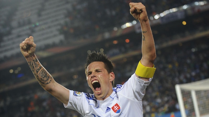 Tiền vệ trung tâm - Marek Hamsik (Slovakia): Không chỉ thi đấu ấn tượng trong trận thắng Tây Ban Nha, Hamsik còn lập cú đúp trong chiến thắng 3-1 của Slovakia trước Belarus.