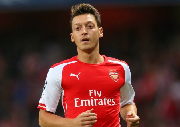 HLV Wenger soc vi chan thuong nang cua Ozil hinh anh