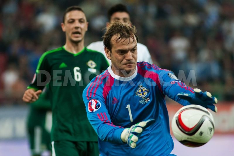 Thủ môn - Roy Caroll (Bắc Ai Len): Với hai trận liên tiếp giữ sạch lưới, trong đó có một pha cản phá penalty, Caroll góp công lớn vào hai chiến thắng liên tiếp giúp Bắc Ai Len giữ vị trí đầu bảng F.